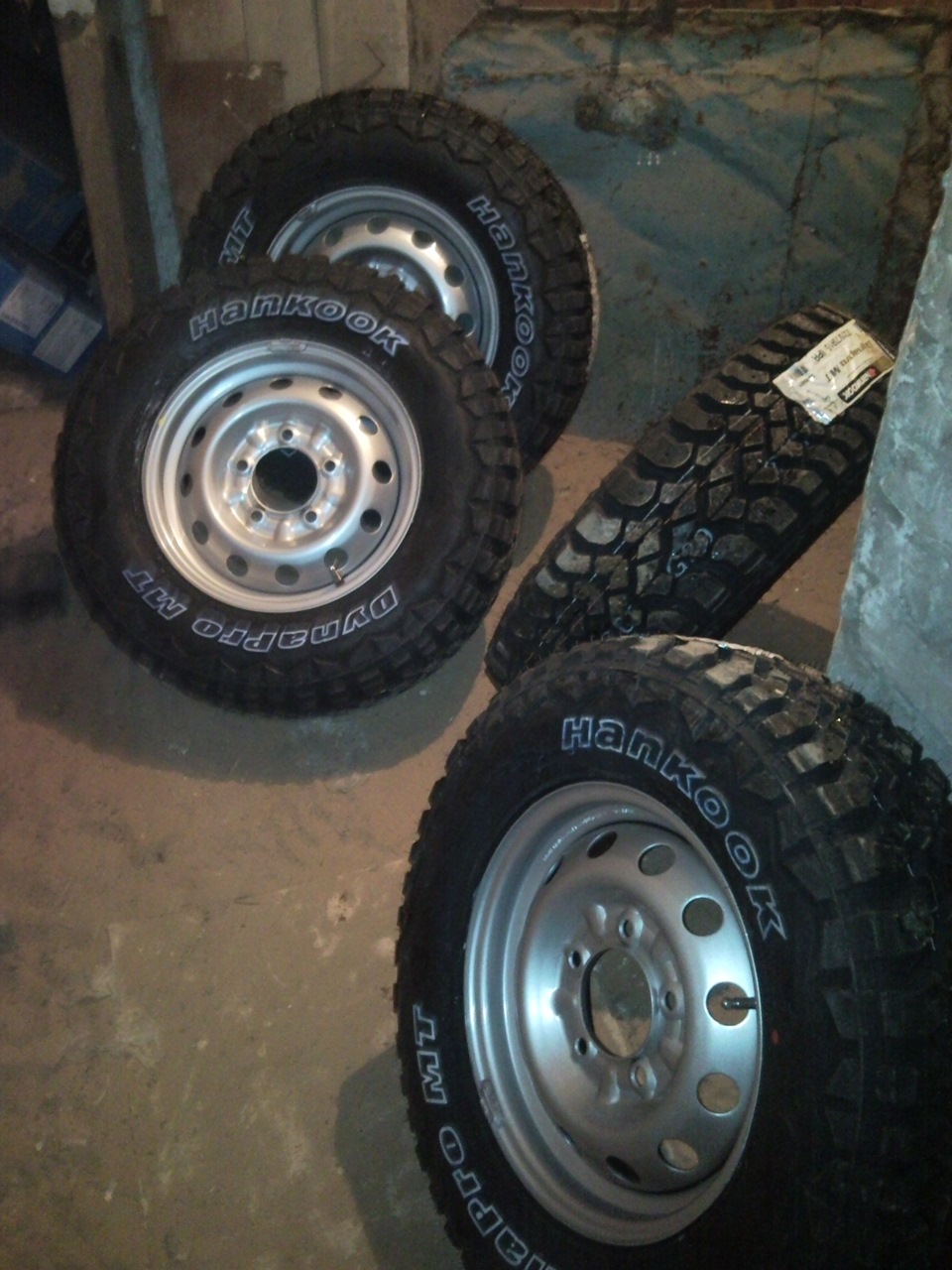 Hankook dynapro mt rt03 215 75 r15 на ниву. 708f4e4s 960. Hankook dynapro mt rt03 215 75 r15 на ниву фото. Hankook dynapro mt rt03 215 75 r15 на ниву-708f4e4s 960. картинка Hankook dynapro mt rt03 215 75 r15 на ниву. картинка 708f4e4s 960. Вот собственно моя обновка на несколько сезонов))) Достались дивные 5 колес с сильными боями, так еще и эпопея с дисками была))) ШинаЭксперт "РУЛИТ"! В жизни больше туда не ногой!А начиналось все просто. Однажды, в студеную зимнюю пору, за румочкой чая мы с сослуживцем задумались о смене резины на машинах. Мысли о смене своей резины у меня витала давно и недавно притворилась в жизнь. Ну так вот, выбор наш пал на Ханкук МТ и Кумху 71 в 215/75/15 размере. Да, Нюшка готова принять 235 колеса, собственно я и хотел их покупать, но… И вот, в пятницу проезжал мимо ШинаЭксперт и думаю, дайка зайду. Захожу, смотрю стоит Ханкук но в бОльшем размере. Манагер подбегает и интересуется, чего же моя буйна головушка хотит))) Говорю, что надобно точно такие же, но только с перламутровыми пуговицами в 215 размере. Суетливый манагер бежит к ПЭВМу и сообщает весть, что данных колес 12 штук. Я спрашиваю, что могёте продать 10 штук? — Да не вопрос, уточняет на складе, да все можем, в понедельник будут! Оставляю им денежный залог за 10 штук, получаю квитанция и с наипрекраснейшим настроением пАпИстаФал в сторону дома.И вот, настал долгожданный понедельник! В обед звонит манагер и сообщает, что колес то всего 8! Я сразу вопрос — Как так? Где еще 2?— Мы не увидели что 4 стоят в резерве и их купили в пятницу, а базу не обновили!— Ну это Ваши проблемы! Давайте еще 2 штуки! Залог оставлен за 10!— Мы Вам перезвоним минут через 10 минут.Мы тем временем с сослуживцем обзваниваем весь город в поисках 2 штук. Но результат не дал успеха, колес нигде нет, под заказ не привозят, типа мало их таких…Тем временем 10 минут прошли, звонит манагер:— Мы не можем найти 2 колеса…-Ждите, позвоню попозжа…Заходим на сайт ШинаЭксперт, смотрим остаток 4 колеса, звоним,-Можно купить 4 колеса?— Нет, в один из центров заказали 10 колес, а их всего 12, поэтому 4 колеса продать пока не можем!Офигевшие ответом, звоним нашему доблестному манагеру!-Тут такое дело, оказывается колеса то есть, даже 10 штук в Ваш центр обещались привезти под заказ!-Да быть такого не может! Щас!Мнут через 5 перезванивает: — Они облажались, осталось только 8!-Ну Вы блин даете!)))Решили тем временем, что сослуживец возьмет Кумху 71. Обзвон опять продавцов, находим в Автоволге целых 13 штук, заказ, обещали привезти прямо на работу. Сервис.Звоню в ШинуЭксперт: — Приеду заберу 5 колес.— Не, мы 5 не отдадим! Либо 4 либо 8!-Да что за НАХ… Второй раз за день Вы такую фигню кидаете! Либо 10 либо 5 и все остальное Ваши трудности!— Я сейчас со старшим переговорю!-Ок. Я выдвигаюсь к Вам, поговорим на месте.И вот, полный решительности и готовый к разговорам, двинул в сторону магазина.Приезжаю, немая сцена. — Либо 4 либо 8!-Давай зови старшего манагера, либо директора… Тут никого нет, можем только позвонить.-Давай звонить!Рассказываю человеку на другом конце провода о сложившейся ситуации, и о разговоре со складом, и обещаниями и предоплатой. Я говорю, что давайте 5 либо 10. Человек выслушал, отвечает:-А что мне делать с 3 колесами?-Ну это уже Ваши трудности!-Нет, не отдам 5! Либо 4 либо 8!-А может обоснуете почему, не продадите 5 если в наличии 8 в письменном виде? Да и что у нас говорит Закон "О защите прав потребов…"?-5 минут…