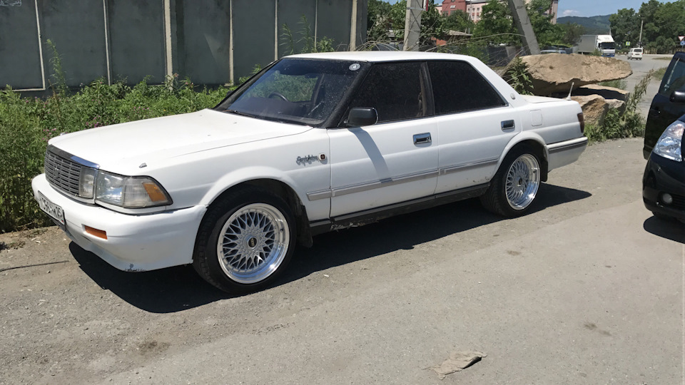 Toyota crown 131 wide body отличие