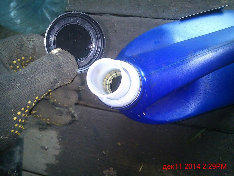 вскрытие канистры. 2/100/18. как определить оригинал моторного масла castrol от подделки. как открыть канистру не повредив кольцо пластиковую. ключ для завинчивания крышек 50 на канистры 20 литров.