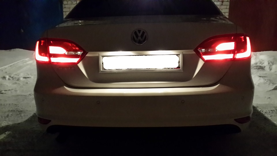 Рамка номерная белая — Volkswagen Jetta VI, 1,6 л, 2013 года ...