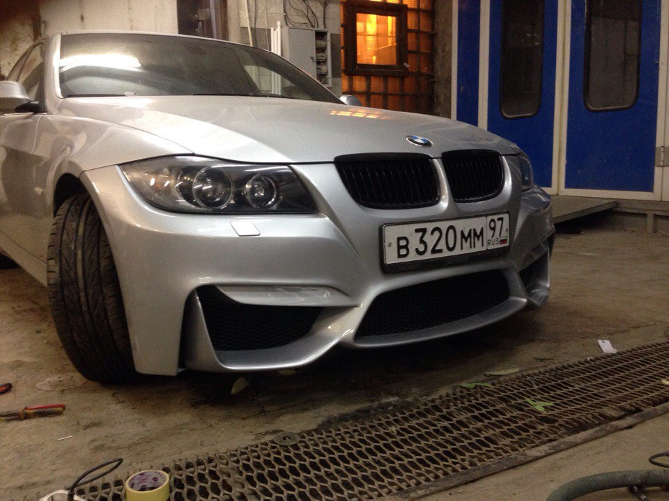 Е 4 90. BMW m4 e90. Бампер BMW e90 e92 m4 стиль. BMW e60 m4 look. BMW e90 бампер м4.