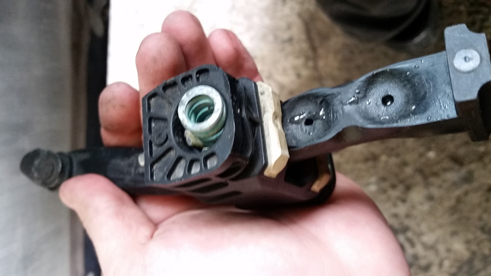 Замена ограничителя двери водителя — Opel Astra H GTC, 1,8 л, 2007 года ...