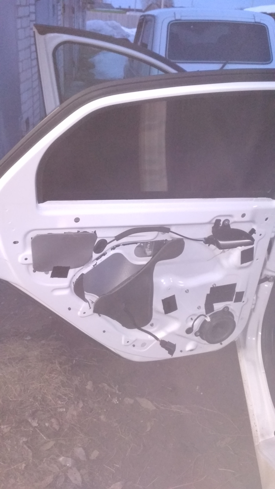 Дребезг в двери Лада Vesta — DRIVE2