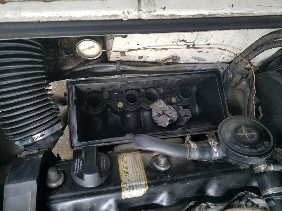 Воду уже откачали, но уровень виден. Залито было по самые колодцы — Volkswagen Caravelle (T3)