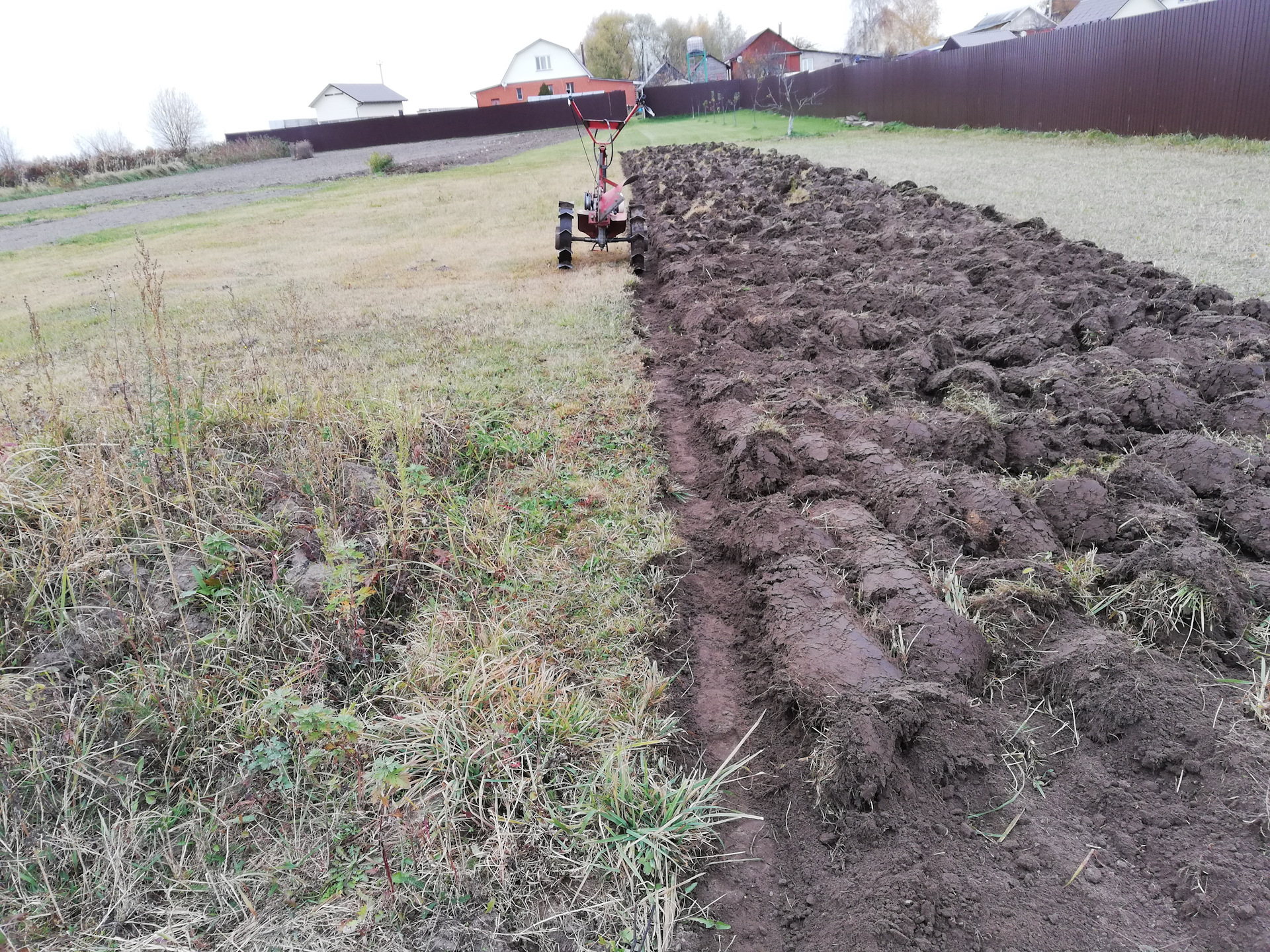 Вспашка почвы для газона