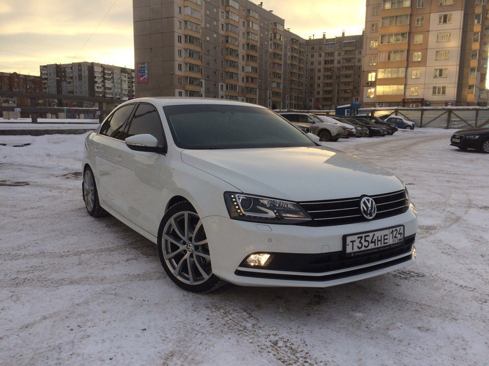 Volkswagen Jetta белая r18 Воссены