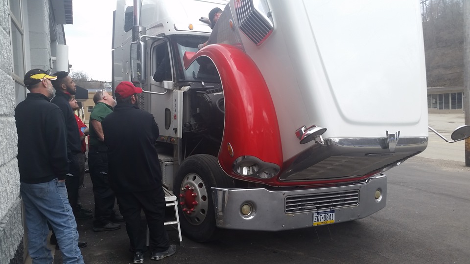 Замена треснутого лобового стекла — Freightliner Coronado, 1,4 л, 2007 ...