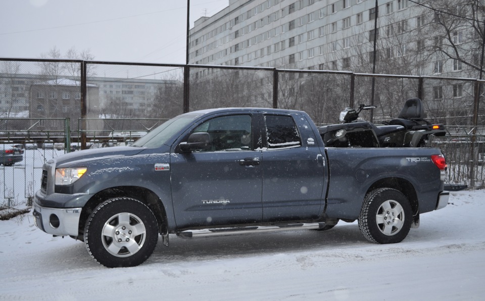 Toyota Tundra с автомобилем в пикапе