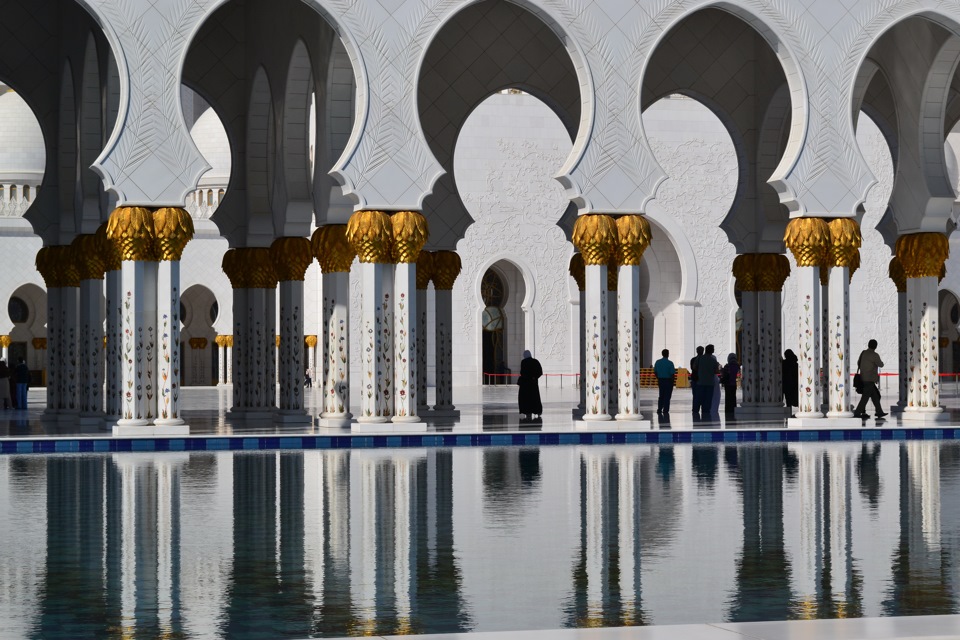 Погода в абу даби температура воды. WB парк Абу Даби. Абу Даби арка Триумфальная. Абу-Даби стена мемориал. Кладбище Аль-Батин в Абу-Даби.