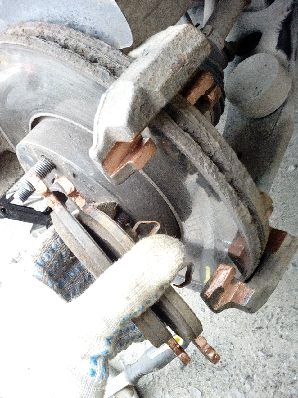 Колодки митсубиси рвр. 000. 21213-3501155 скоба суппорта. Направляющая колодок перед 2110. Направляющие колодок суппорта.