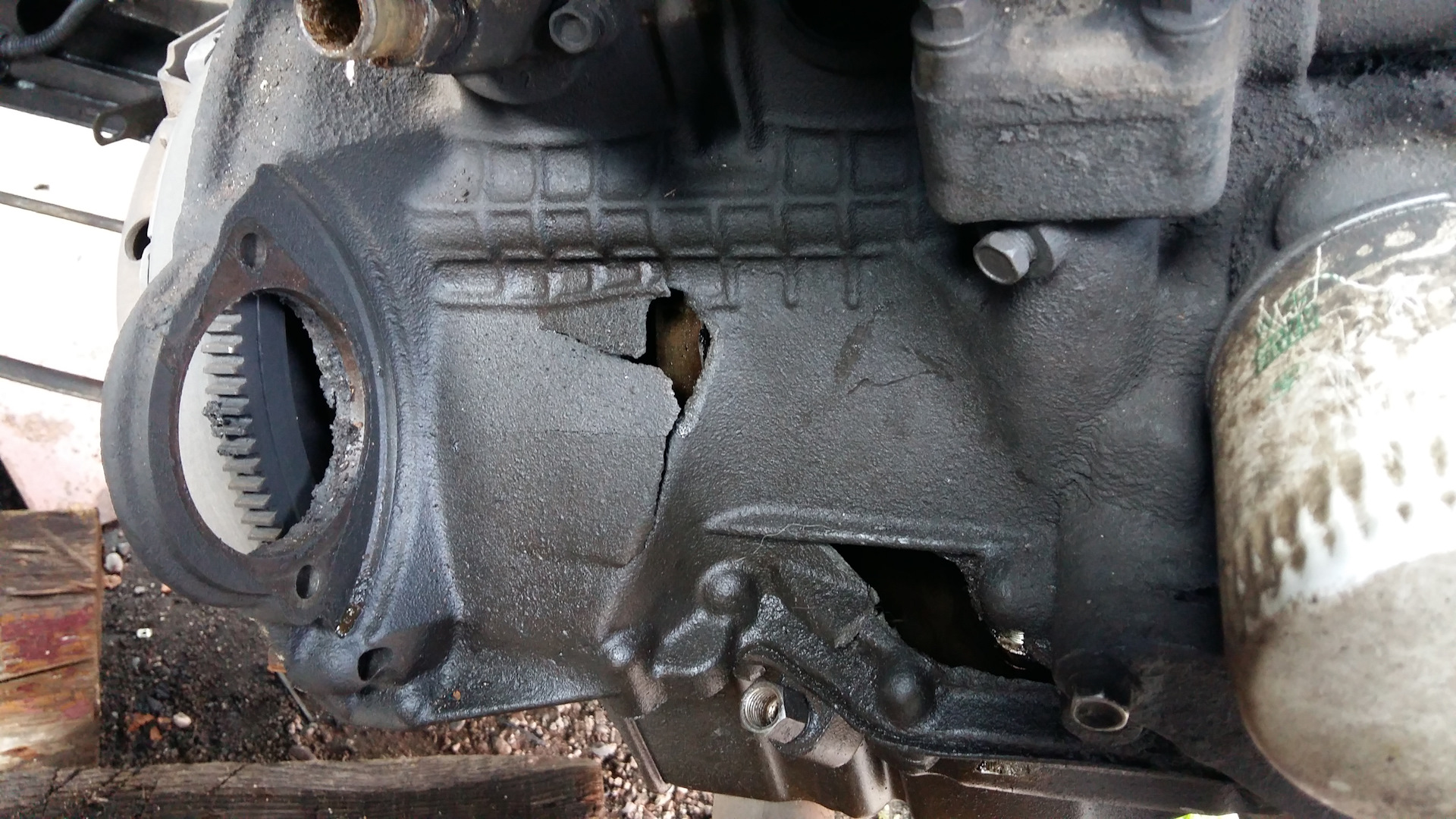 Болты помпы змз 409. Кронштейн кондиционера уаз патриот 409 двигатель. Мотор 409 уаз патриот. Змз 40911. Передняя крышка двигателя змз 409 уаз патриот.