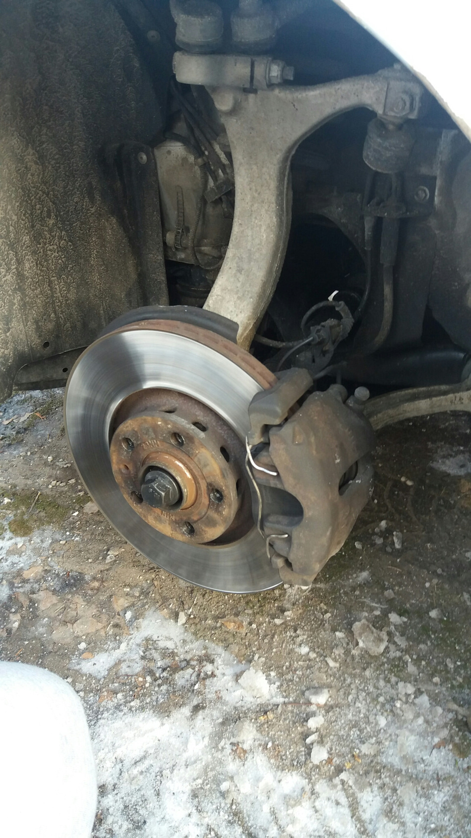 Отсоединилась трубка стеклоомывателя — Audi A6 Avant (C5), 2,5 л, 2002 ...