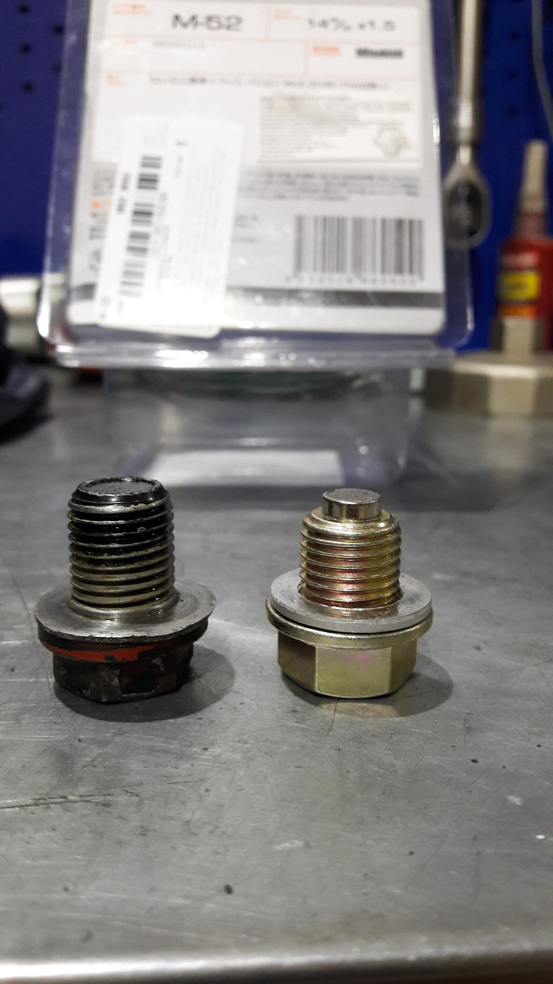 4 переклеить поддон картера. Подтекает пробка поддона. Подтекает пробка поддона. Подтеки масла. Пробка поддона крайслер 2.