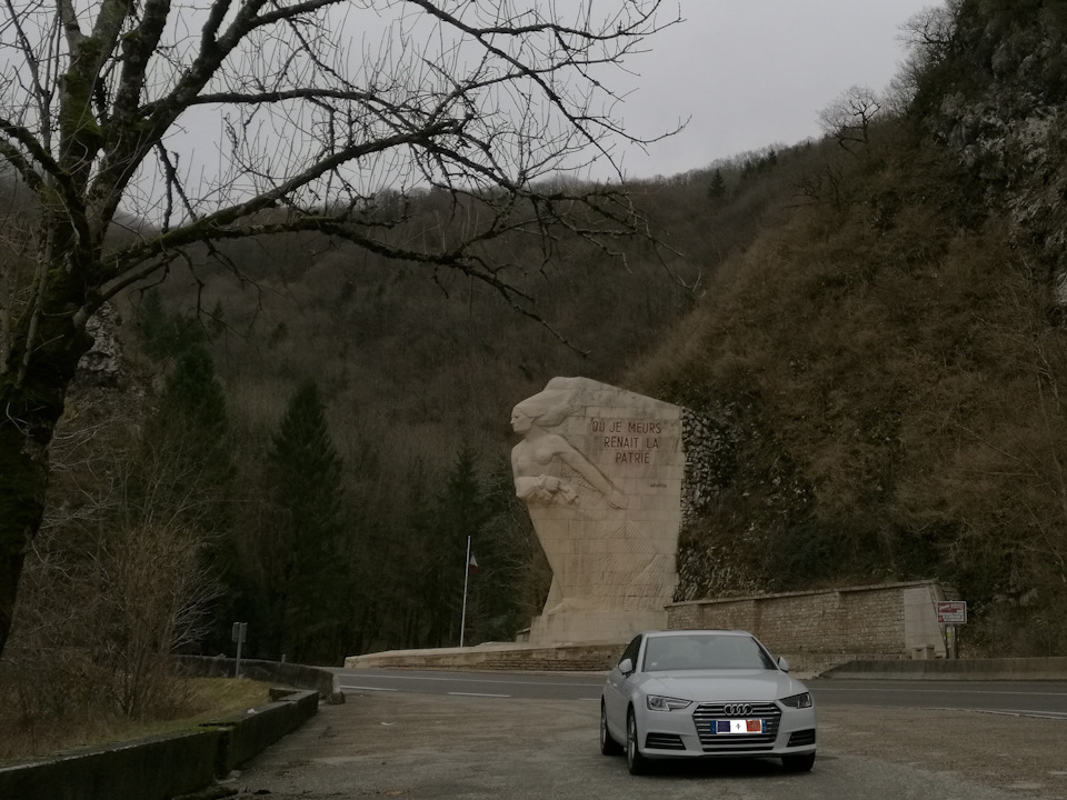 Парковка сразу за поворотом. Места хватит всем. — Audi A4 (B9)