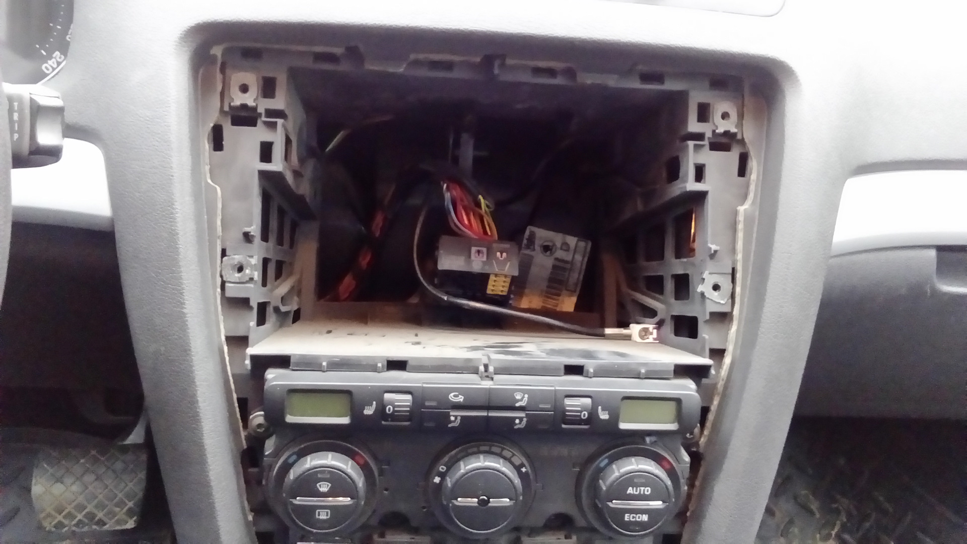 Магнитола е90. Магнитола то работает то нет. Почему магнитола не выключается с кнопки. Магнитола субару легаси. Магнитола то работает то нет.