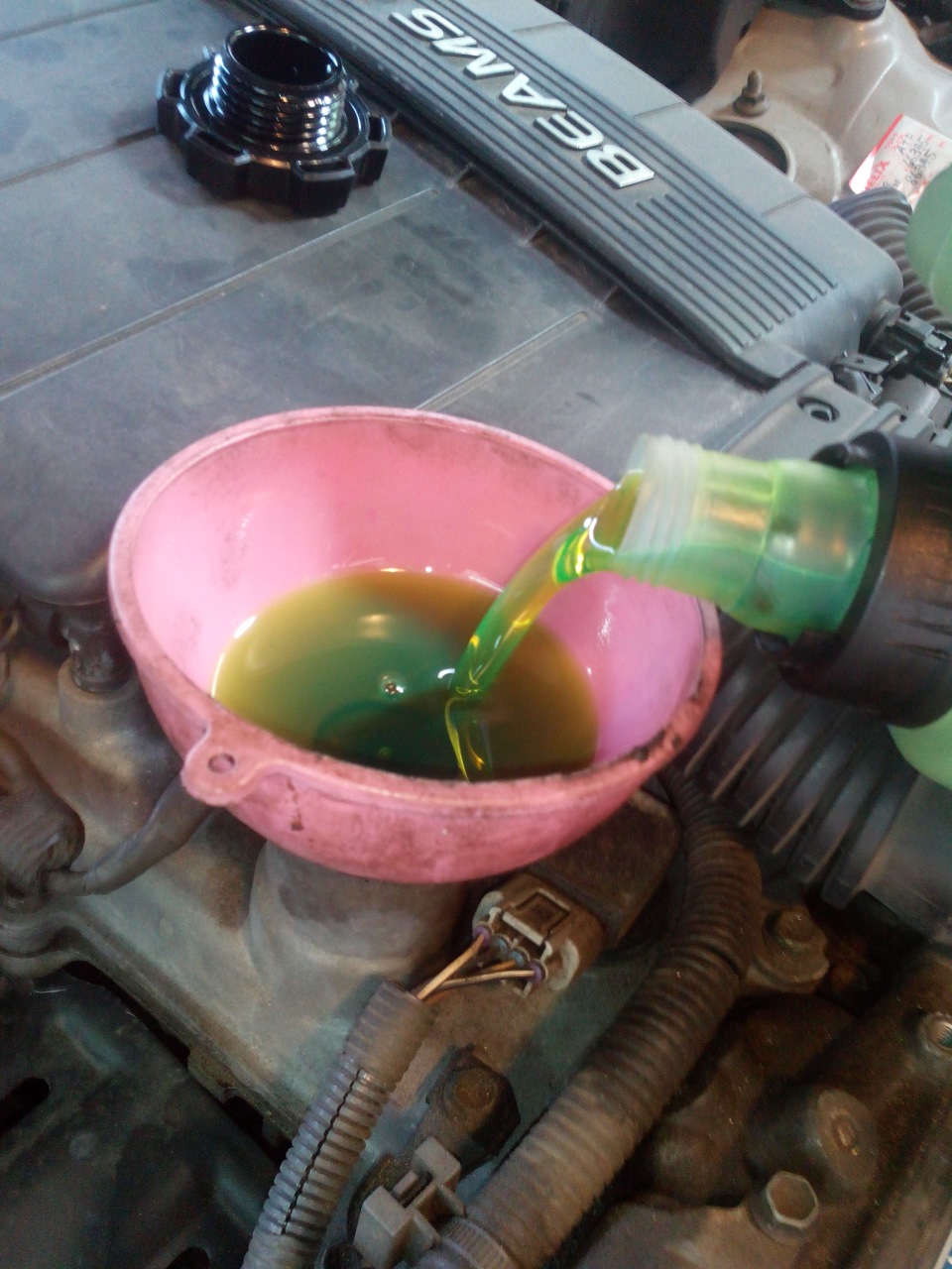 Почему без масла. 92 После добавления масла цвет. Наливает зеленое. Замена масла в двигателе Тойота Альтеза. Заливаем зеленый Джинезис в ладу.