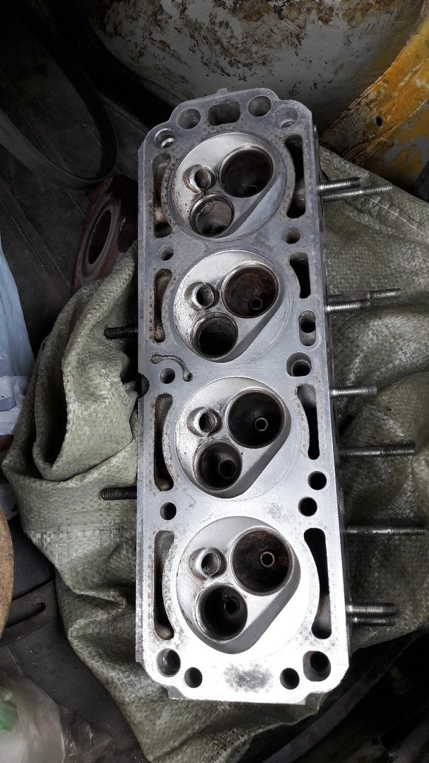 Замена направляющих втулок клапанов дэу нексия 16 клапанов. 712f029s 960. Замена направляющих втулок клапанов дэу нексия 16 клапанов фото. Замена направляющих втулок клапанов дэу нексия 16 клапанов-712f029s 960. картинка Замена направляющих втулок клапанов дэу нексия 16 клапанов. картинка 712f029s 960. Теперь когда мы сняли головку можно приступать к проверке клапанов на герметичность. Но перед этим нужно открутить впускной коллектор.