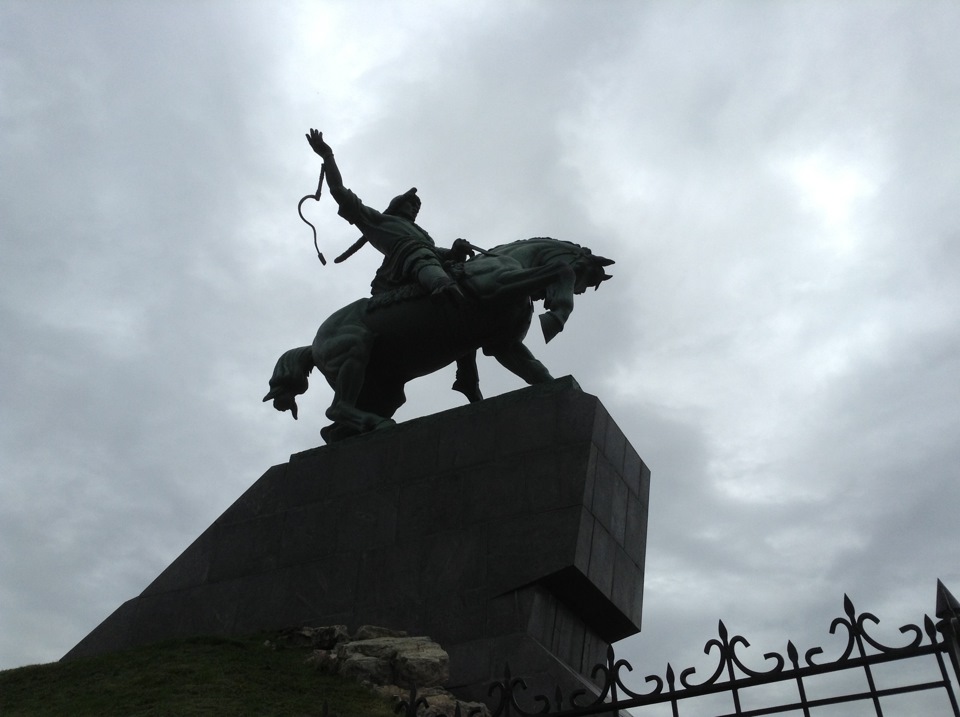 Салават Юлаев памятник в Уфе. Памятник Салавату Юлаеву. Памятник Салавату Юлаеву в Уфе. Салават Юлаев герой.