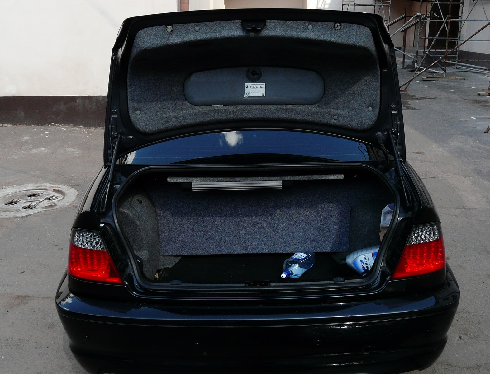 БМВ без багажника. Инструменты в крышке багажника БМВ. BMW 1 Series инструменты в багажнике. БМВ С деньгами в багажнике.