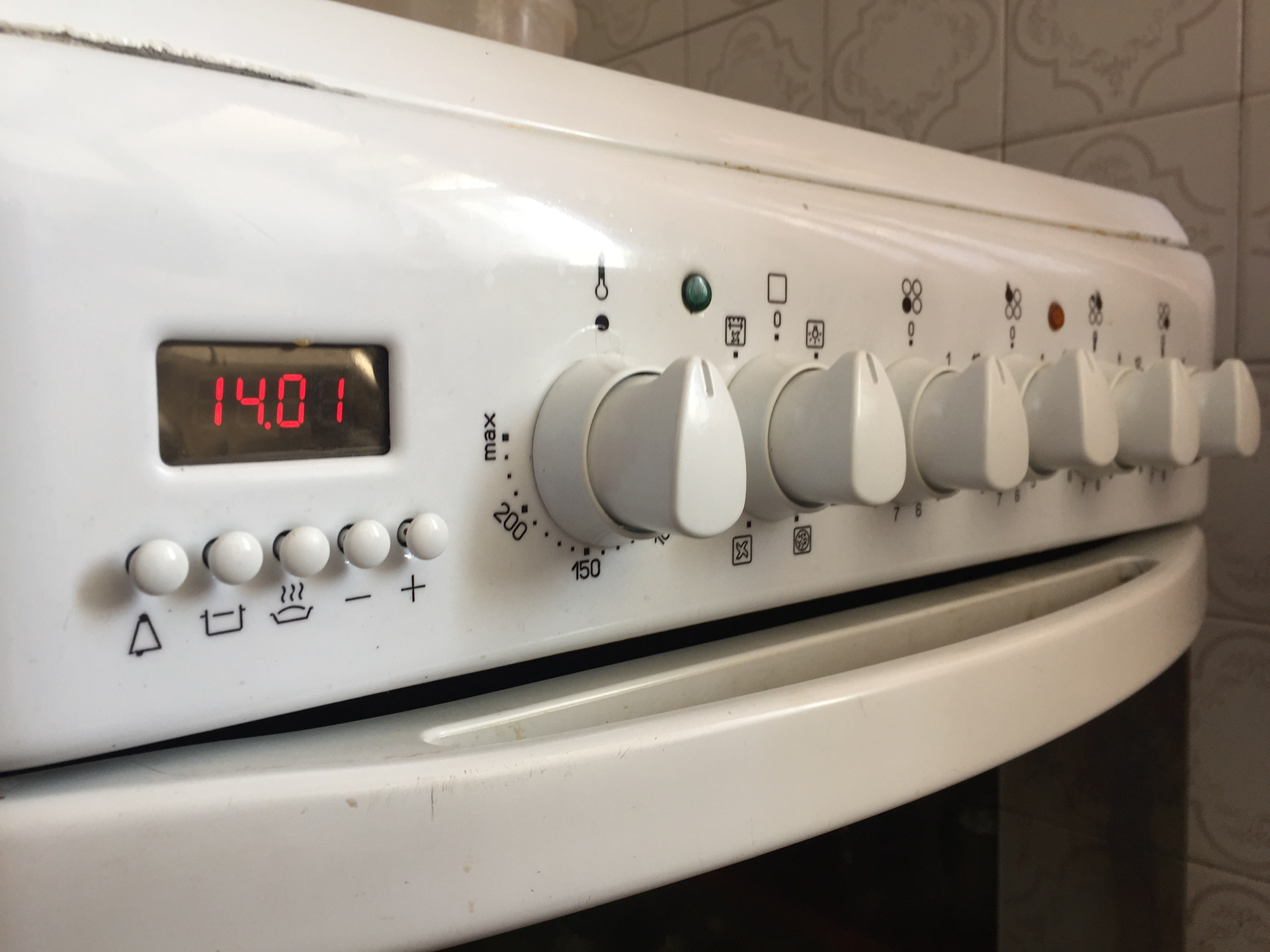 Стерлись цифры на плите. Плита горенье e778w. Ручки плиты от жира. Электроплита эп 411 стерлись обозначения. Стерлись цифры на плите.