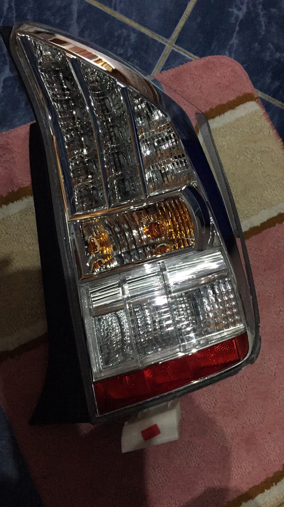 Стоп сигналы prius gs. Задние фонари приус. Задние фонари приус. Приус 30 фонарь задний. Задний левый фонарь приус 30 рестайлинг usa.