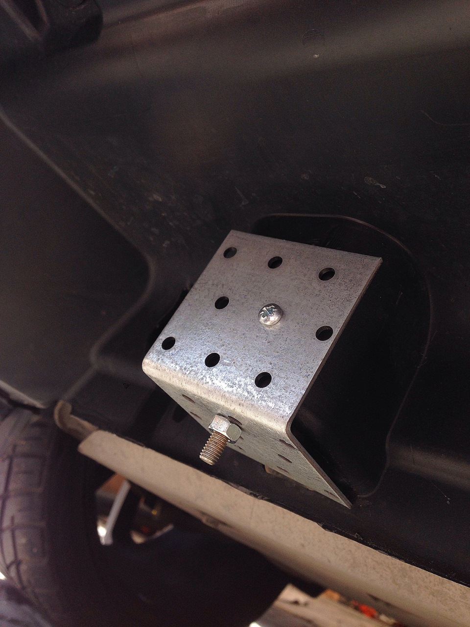 это примерка и подгонка, в итоге на три самореза посадил уголок, а болт выходит ровно в дырку заглушки буксировочного кольца и закручивается гайкой с другой стороны. — Land Rover Range Rover Evoque (1G)