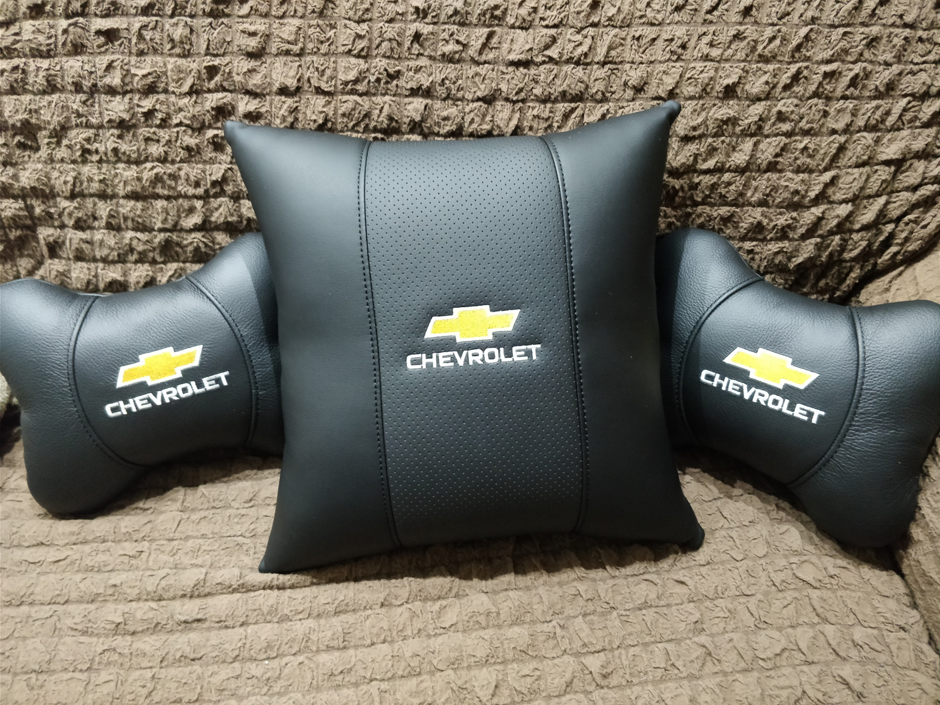 Подушки шевроле. 96479916 Chevrolet подушка. Анатомическая подушка на подголовник. Подушка в машину с логотипом Шевроле. Подушка на подголовник Шевроле.