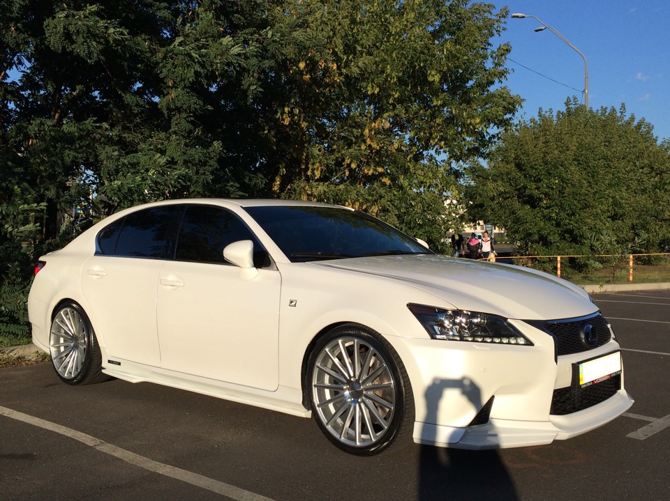 Серебристой 2. Vossen vfs2 серебро. R18 vfs2 серебро. 2018 Lexus GS Silver v Dubai. Polish Lexus.