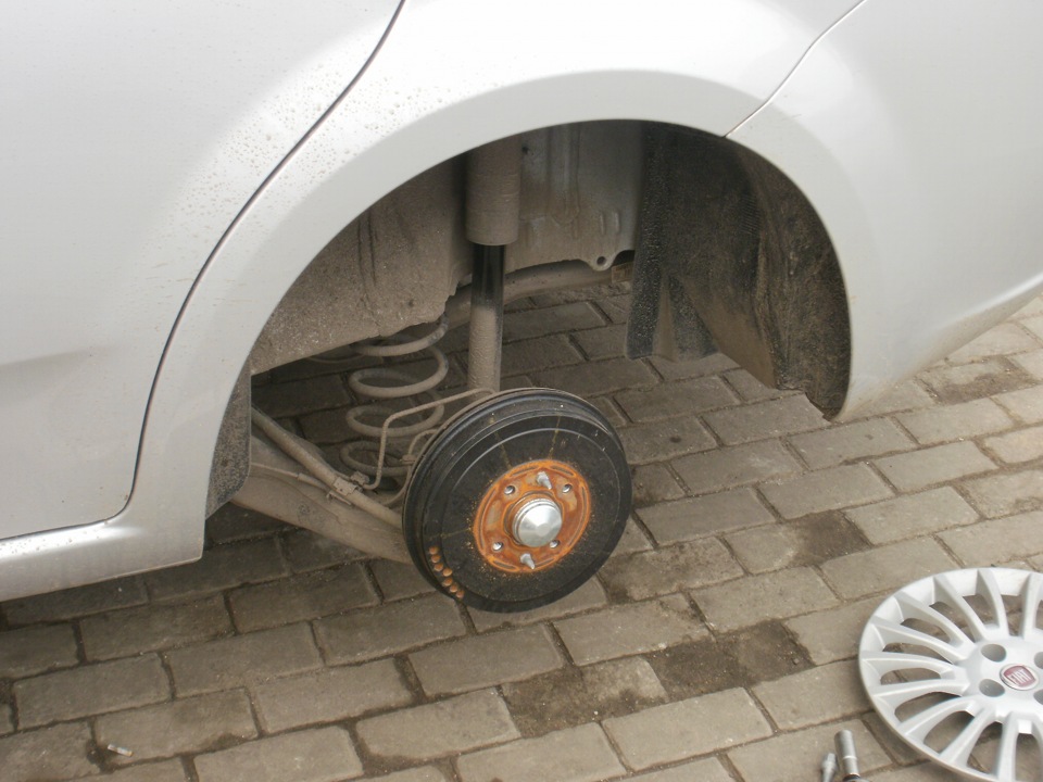 Замена резины на зимнюю Pirelli — ФОТО с шиномонтажа — FIAT Linea, 1,4 ...