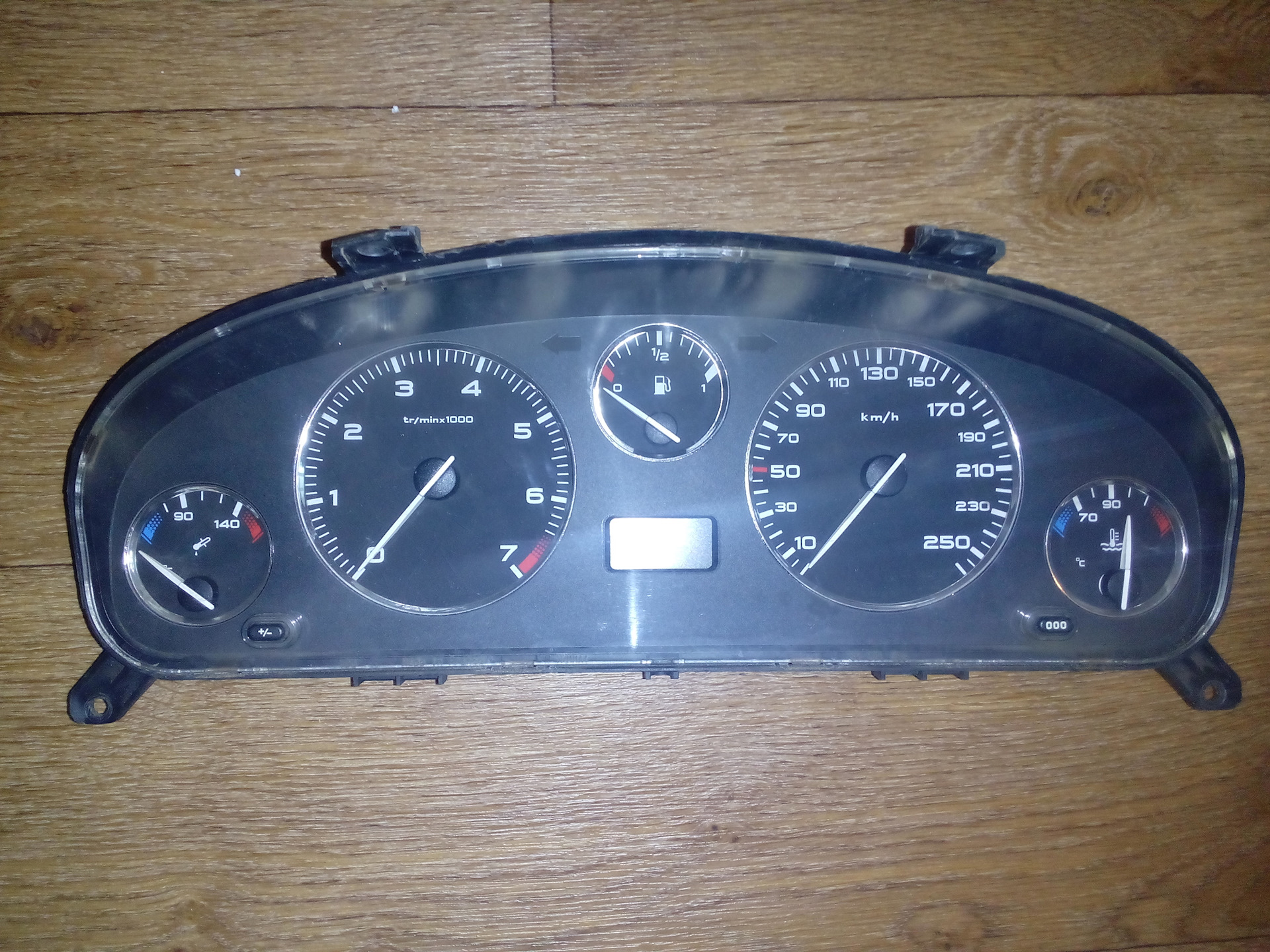 Приборная панель пежо 406. Peugeot 406 1 приборная. Панель приборов Пежо 406 Рестайлинг. Комбинация приборов Пежо 406.