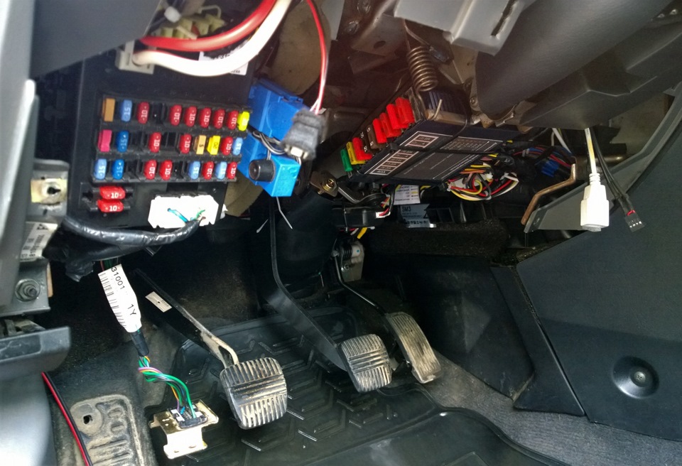 вот так стало. Слева висит провод для подсветки мини-бардачка, справа провода для блока USB/AUX на лицевой панели. Все остальные провода уложены вдоль педального отсека и подведены к блоку — Nissan Almera Classic (B10)