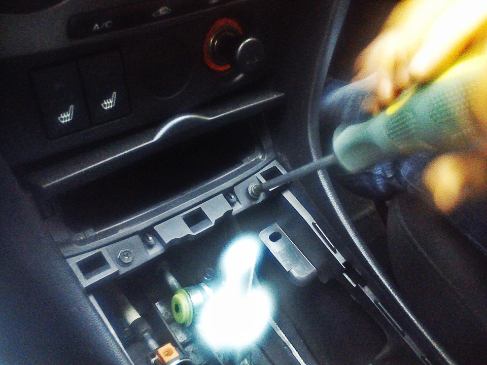 Замена лампочки в кнопке обогрева сидений — Mazda 3 (1G) BK, 1,6 л ...