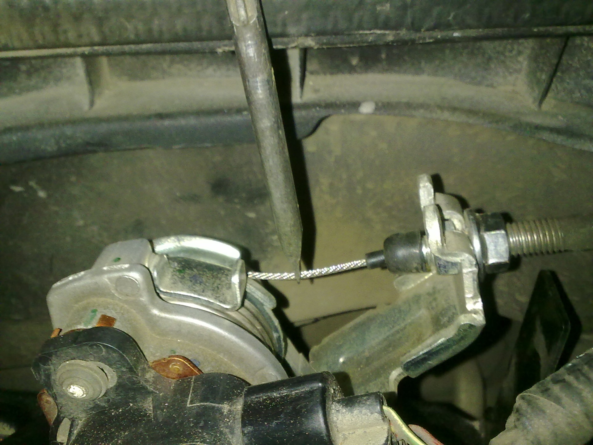 Регулировка балконной пластиковой двери зима лето. Не хватает регулировки. Контроль набора фурнитуры примеры. Винт регулировочный для петель мебельных дверей. Эксцентрик регулятор притвора.