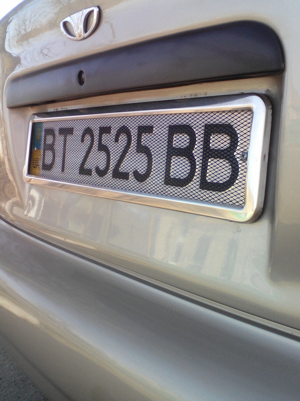 Не отражающиеся номера. Решётка на номера с надписью. Пленка на номера авто от камер. Инфракрасная подсветка номера автомобиля. Настройка отражения документов в регламентированном учете.