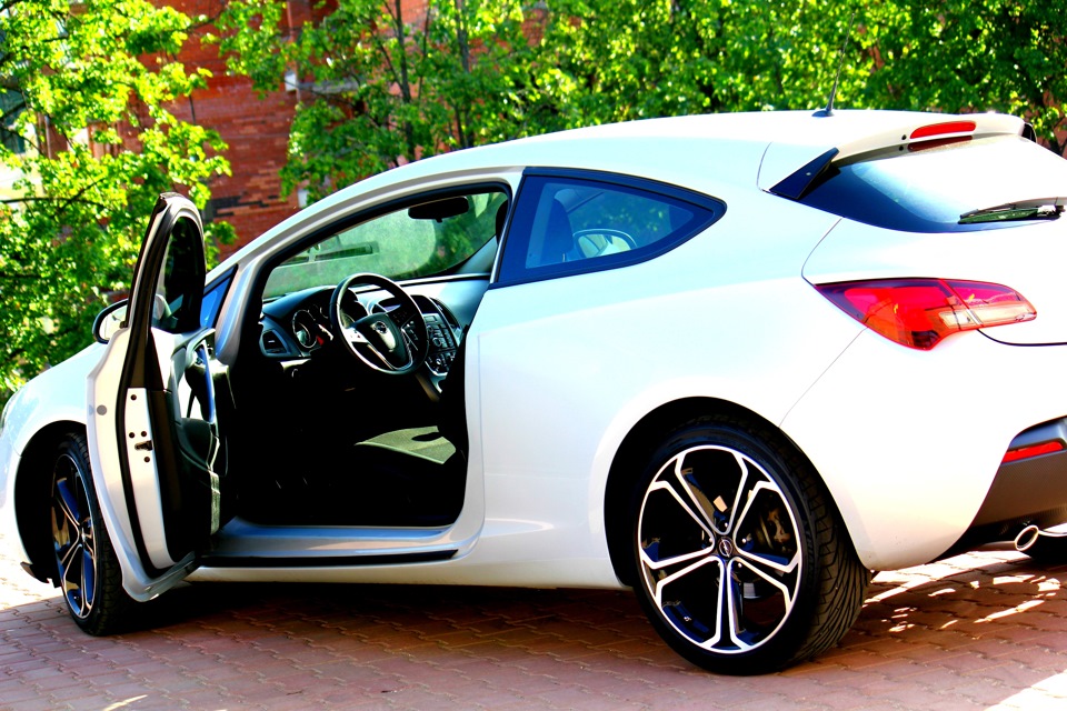Опель j разболтовка. Opel Astra j GTC. Opel Astra GTC на 20 дисках. Astra j GTC r20. Opel Astra j GTC разболтовка.