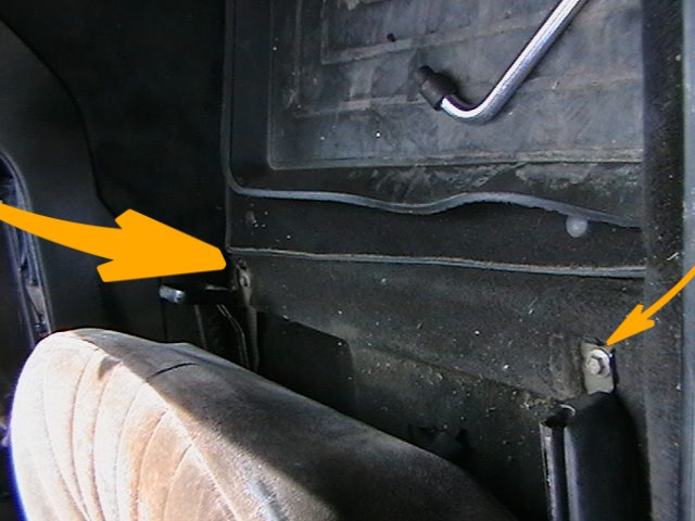 отвинчиваем передние крепления сидушек правое и левое идентичны — Mercedes-Benz E-Class (W124)