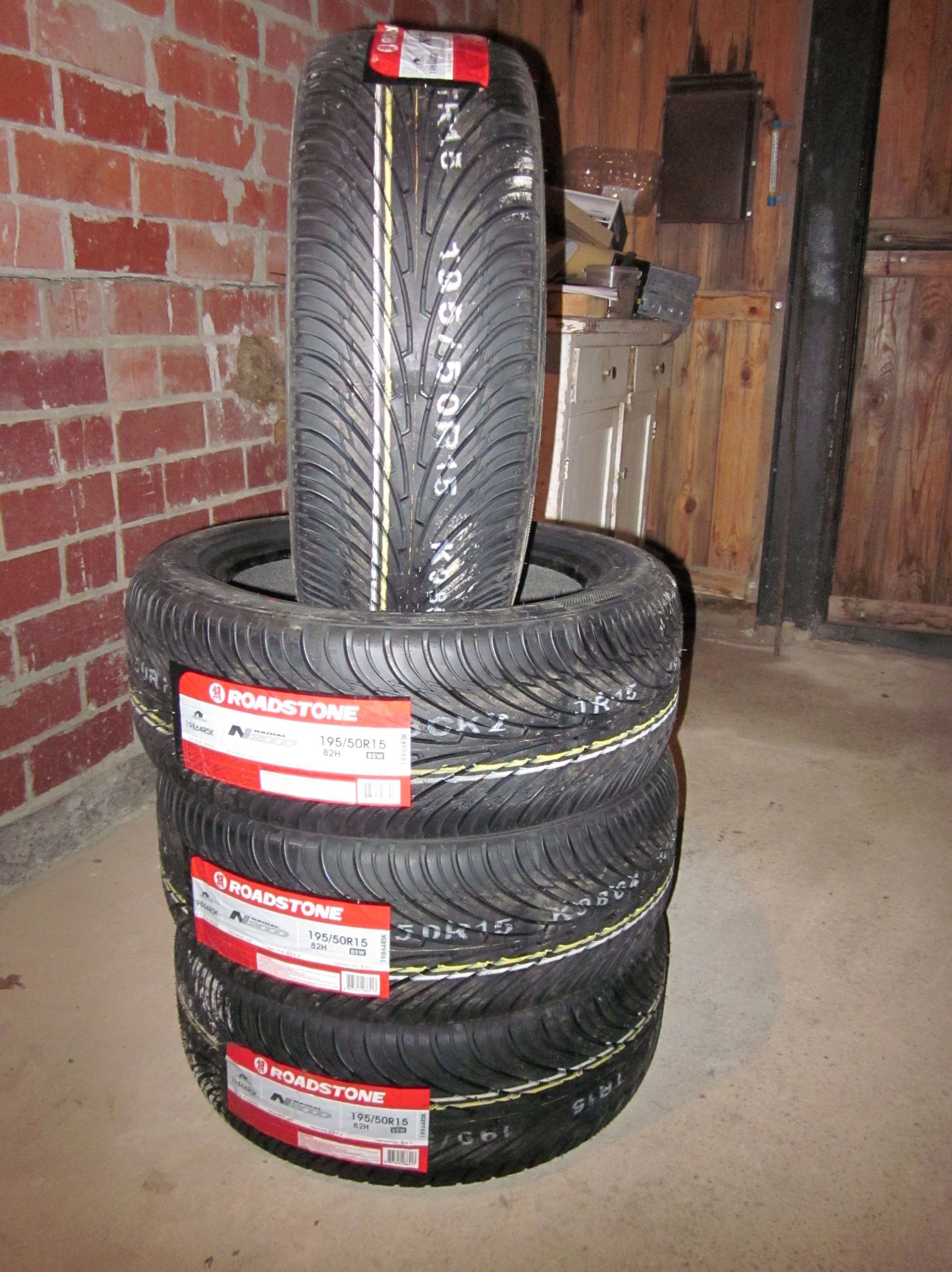 195 50 r15. Roadstone 195 50 r15. Roadstone шины Страна производитель. Шины Роадстоун производитель Страна. Резину которую я заказал.