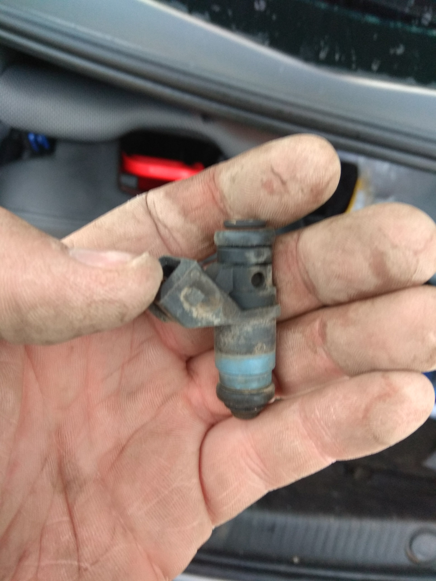 Логан долго заводится. Датчик холостого хода на renault fluence 1. Рено меган не набирает обороты. 4 где находится. Рено меган 2 датчик дроссельной заслонки где находится.