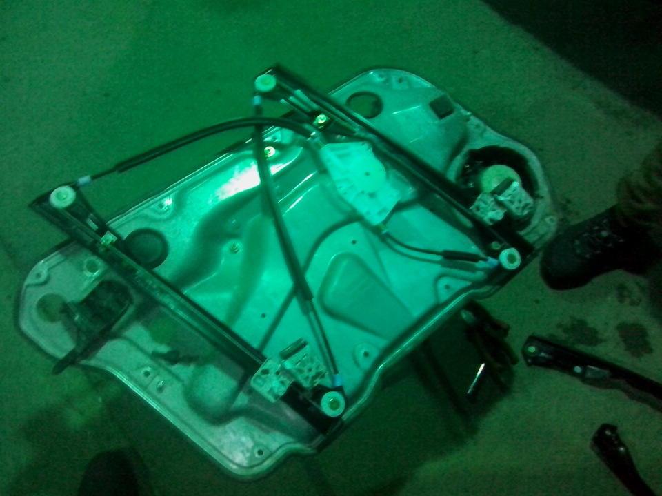 Замена механизма стеклоподъёмника — Volkswagen Golf Mk4, 1,4 л., 2000 ...