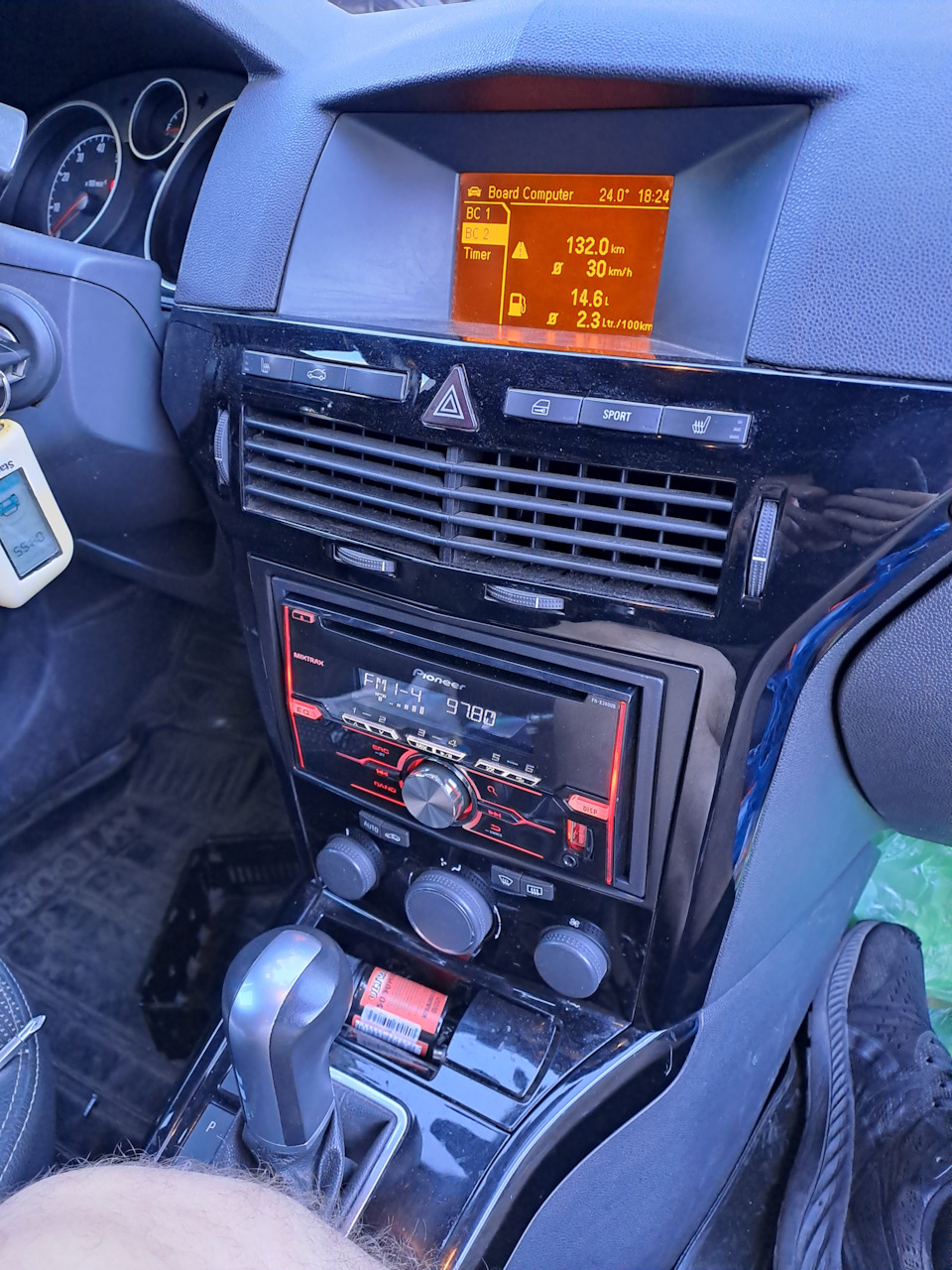 Установка нештатной магнитолы. — Opel Astra H, 1,8 л, 2010 года ...