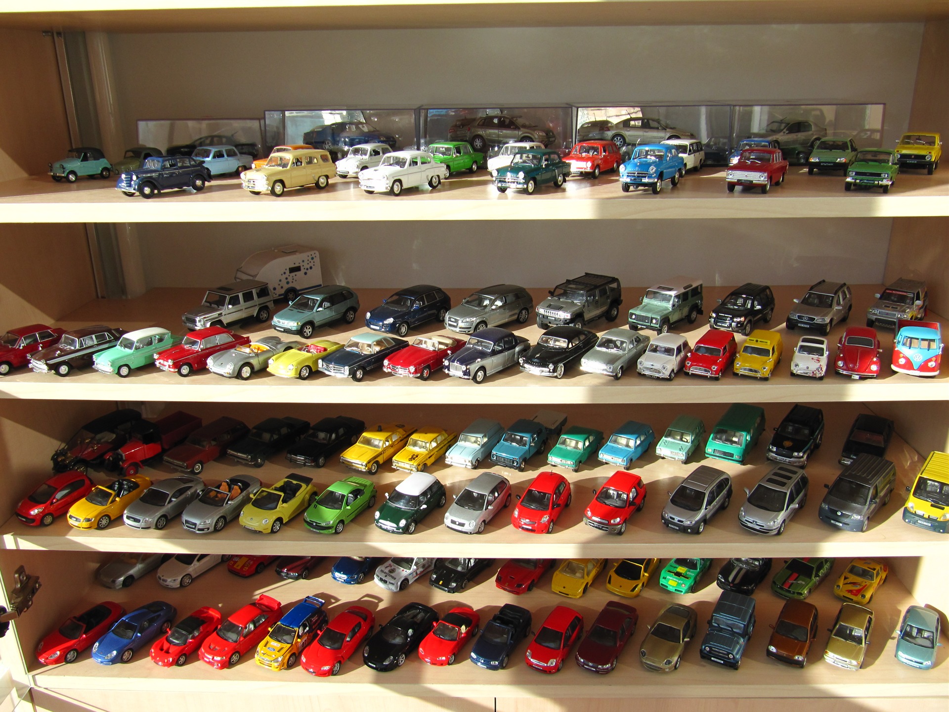 Модели машин магазины. Коллекция машинок. Коллекция игрушечных машин. Коллекция маленьких машинок. Коллекция моделей машин.