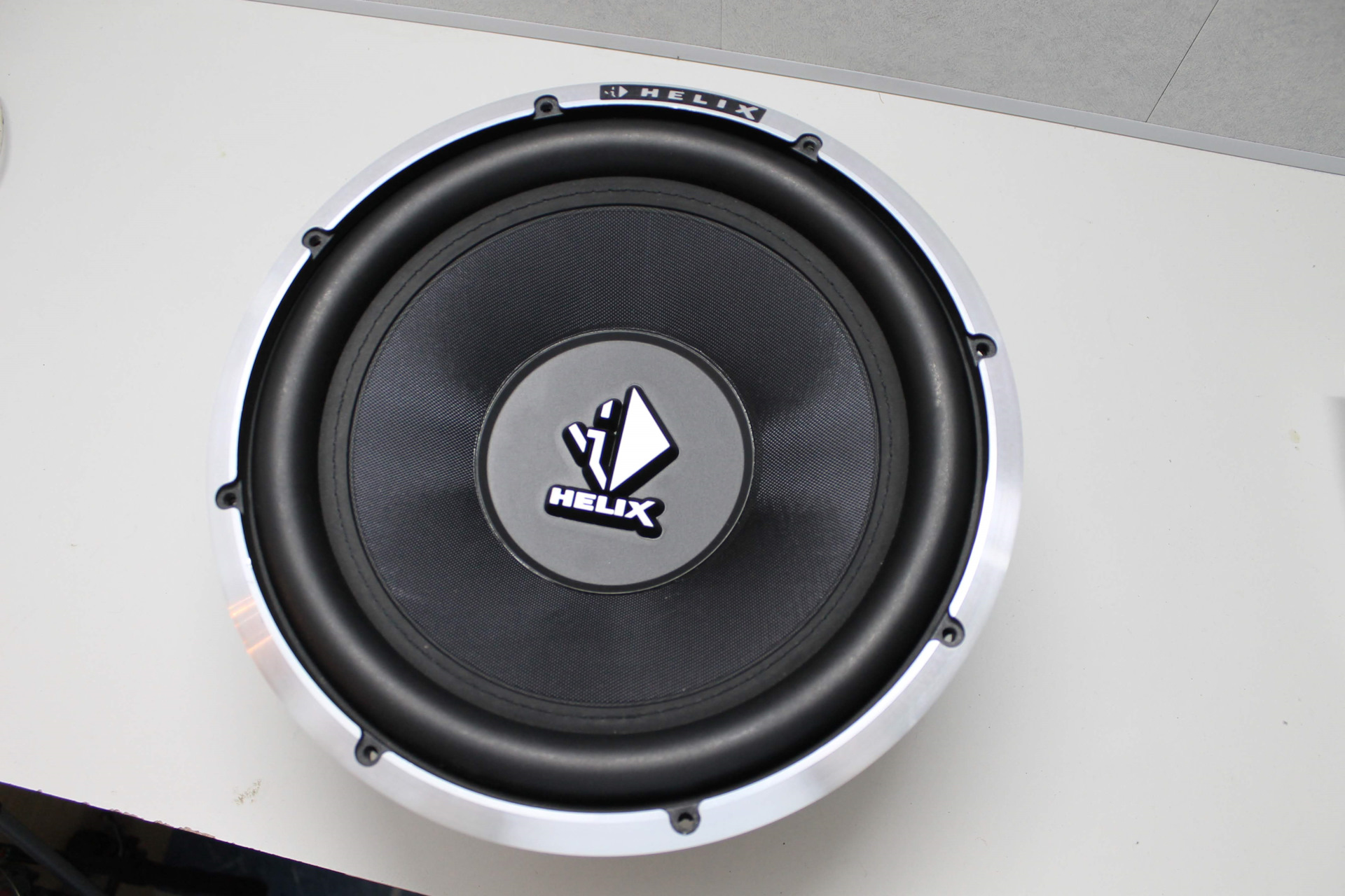 Сабвуфер: Helix P 12W SVC4 — Changan CS55 Plus (2G)