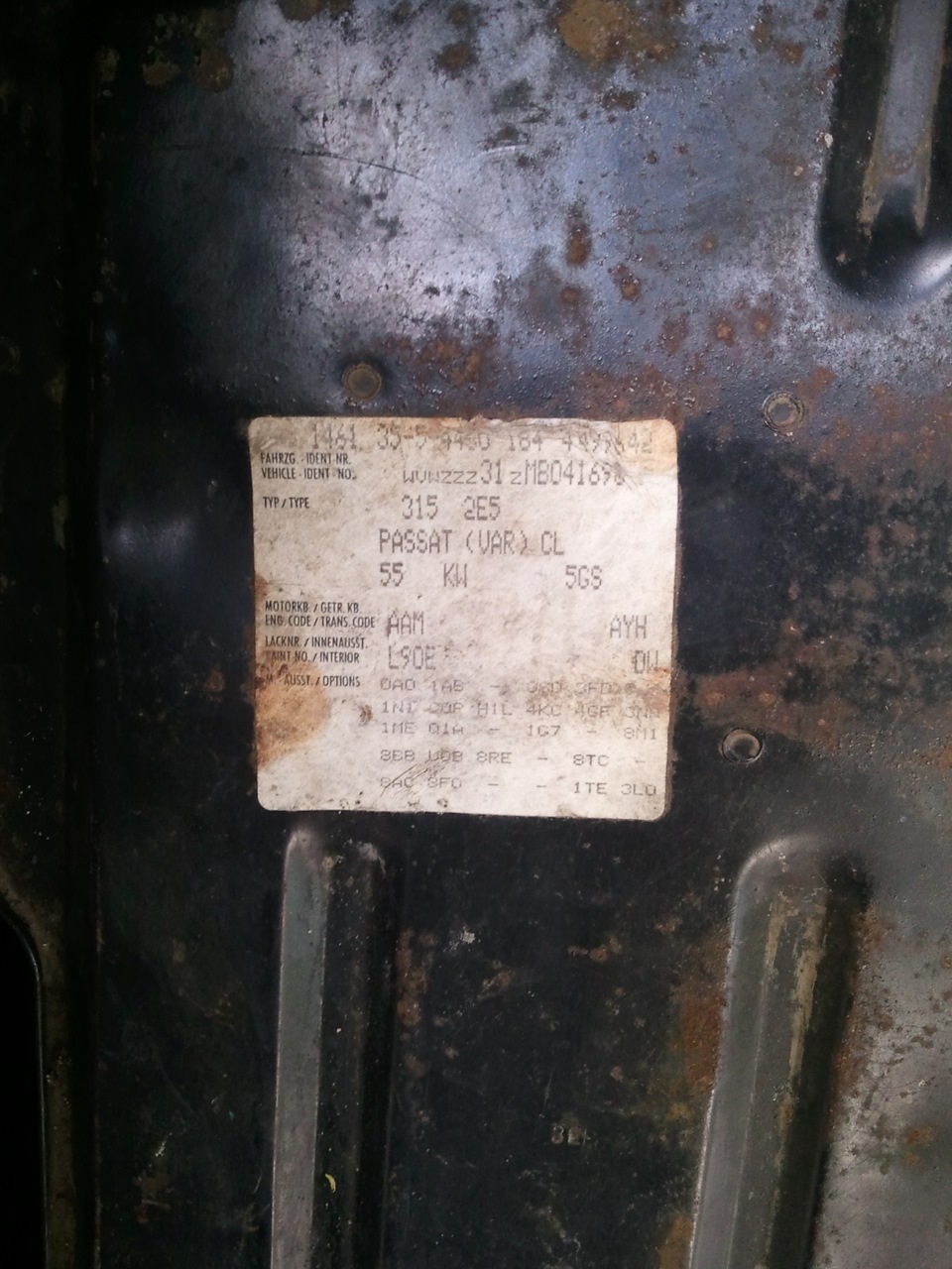 Наклейка на крышке запаски — Volkswagen Passat Variant (B3), 1,8 л ...