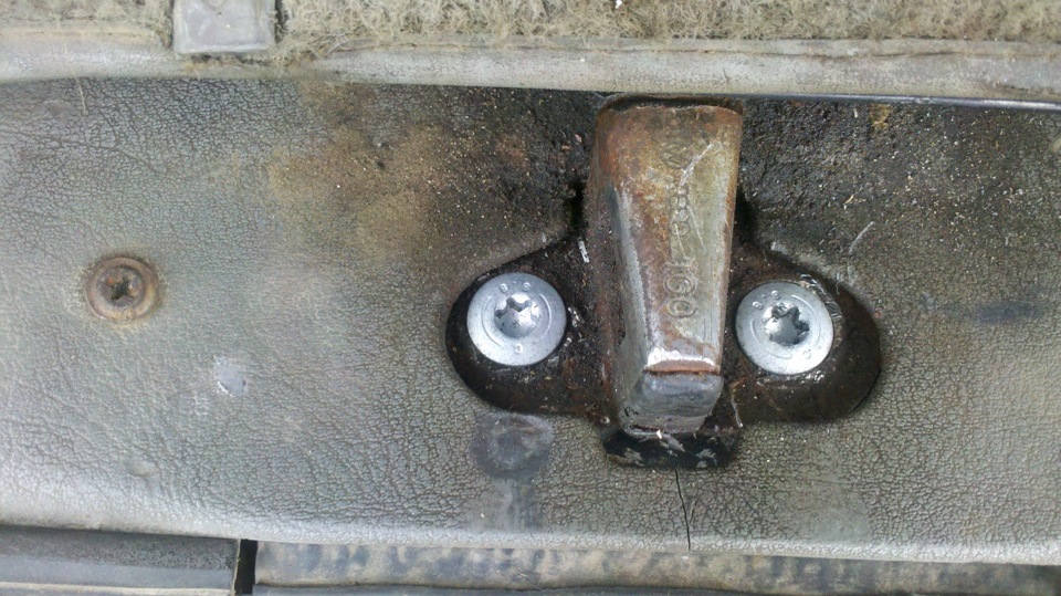 Регулировка двери багажника — Volkswagen Passat B3, 1,8 л, 1989 года ...