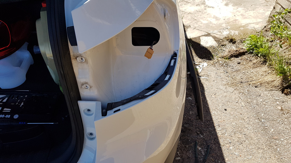 Как снять заднюю фару тигуана Замена спойлера заднего бампера - Volkswagen Tiguan (1G), 1,4 л, 2015 года своим