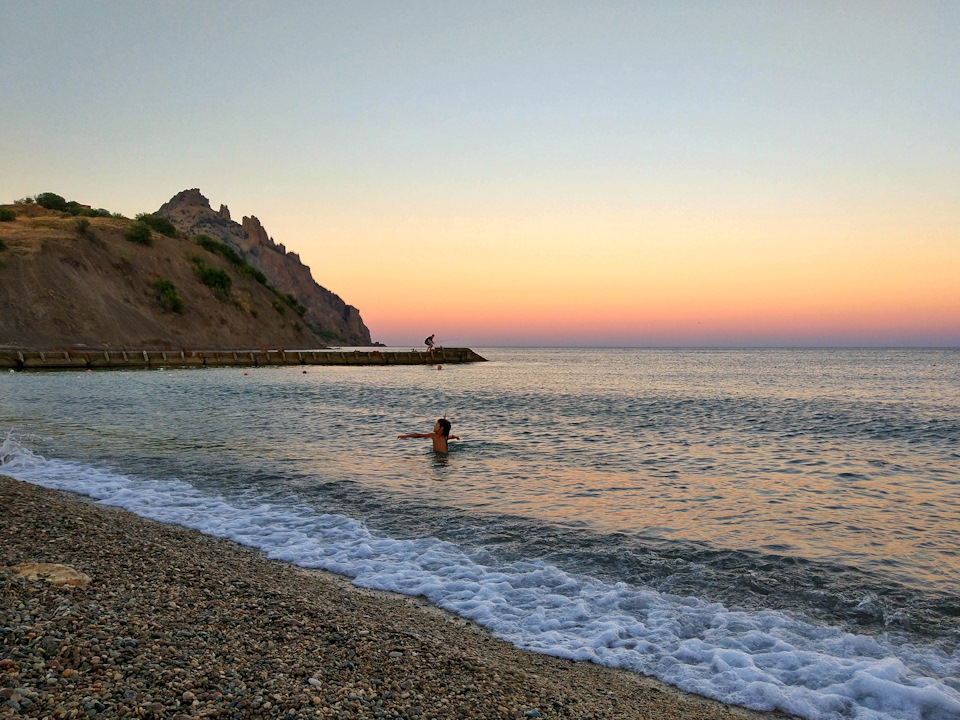 Пляж на закате с видом на Кара-Даг — Audi A5 (1G)