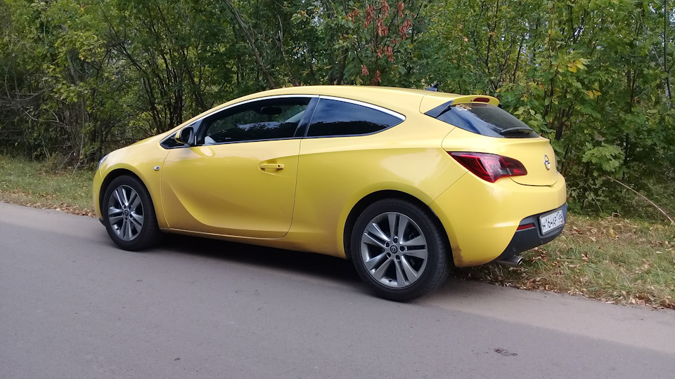 180 л с. Opel Astra GTC 1.6 Turbo.