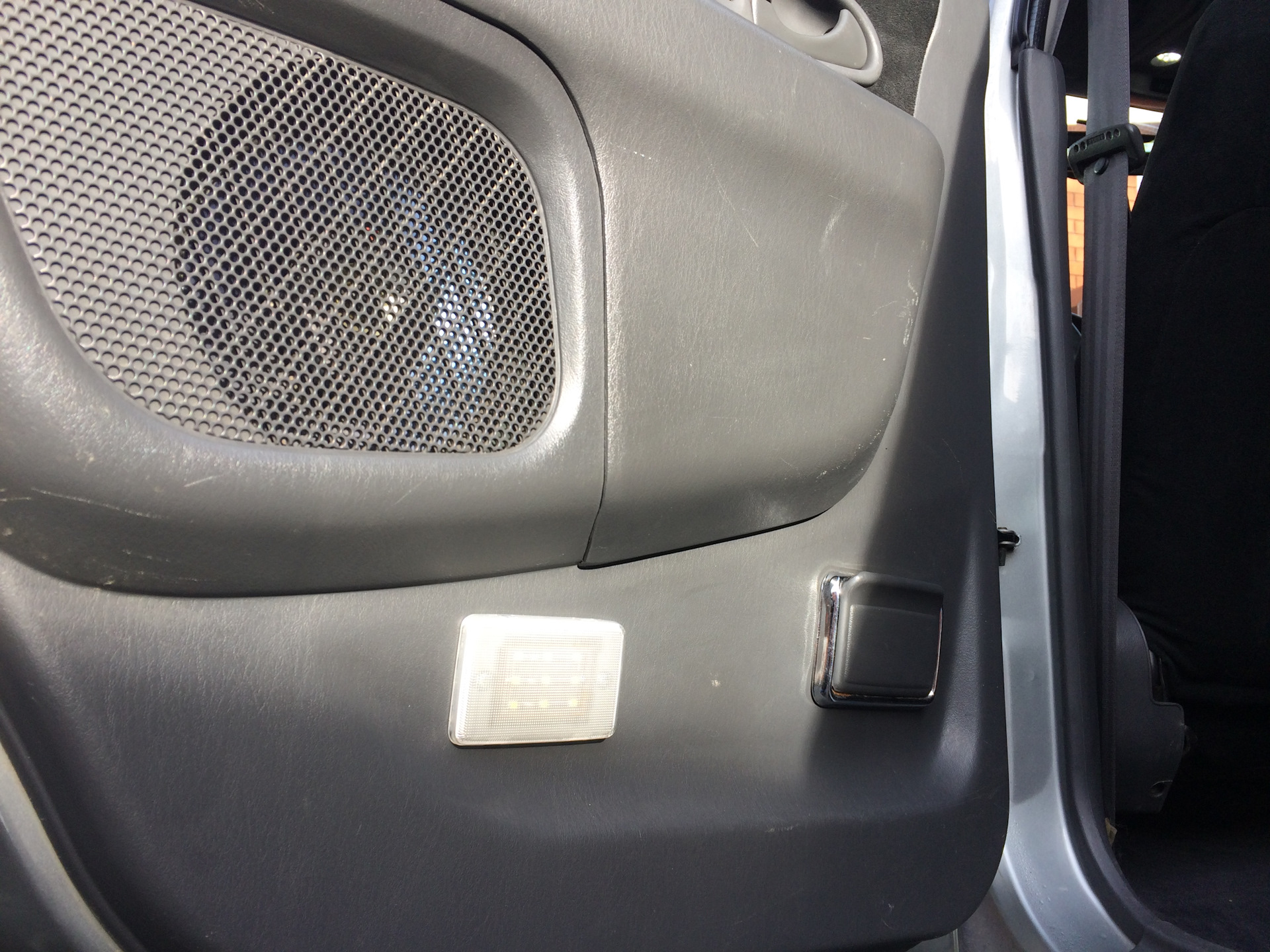 Дверь паджеро спорт 1. Плафон подсветки двери Mitsubishi Pajero Sport 2016. Плафон подсветки салона Мицубиси Паджеро 4. Плафон подсветки двери Мицубиси Паджеро спорт 2011. Pajero Sport 1 подсветка двери.