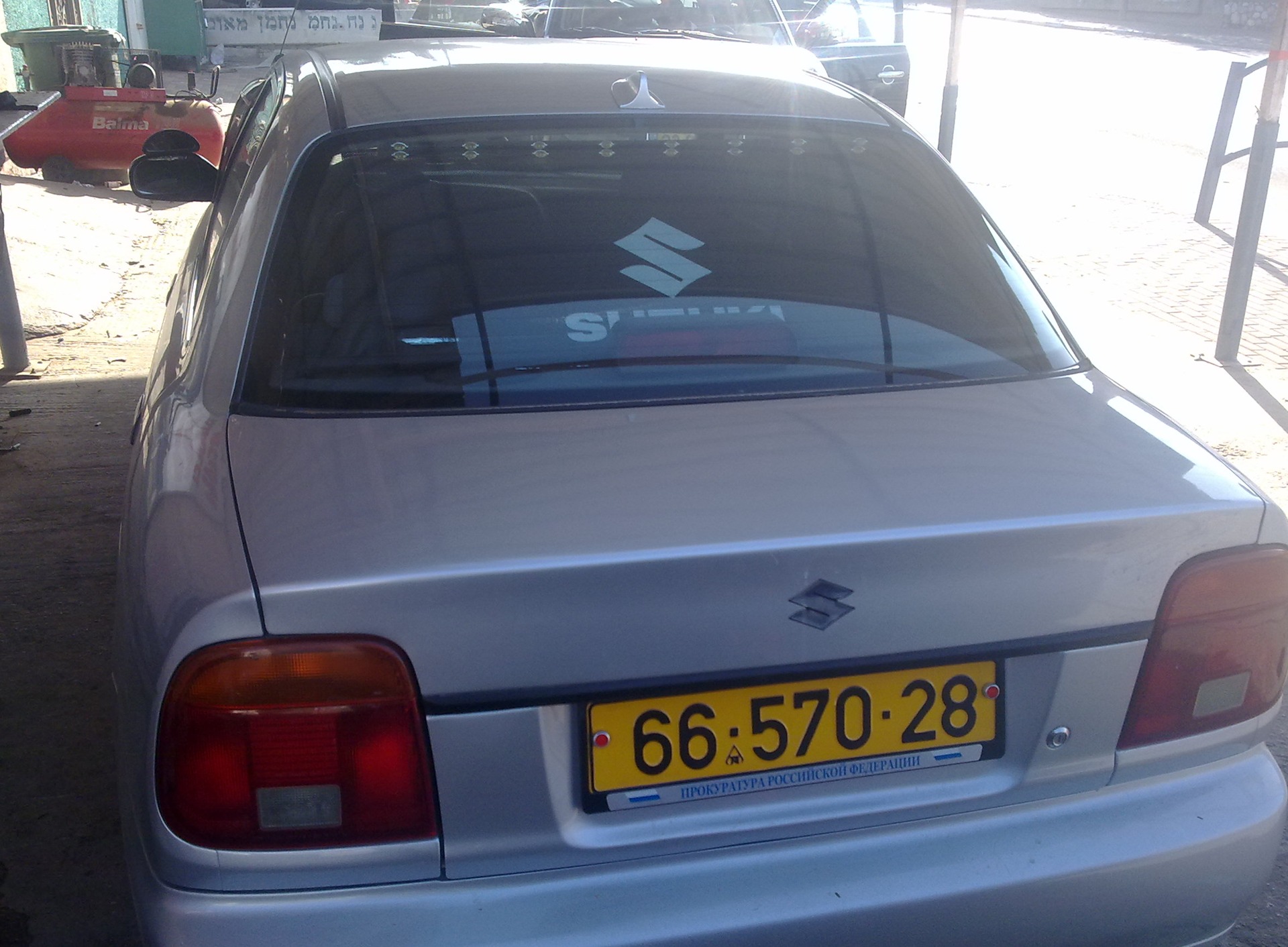 наклеика на задние стекло — Suzuki Baleno (1G), 1,6 л, 1999 года ...