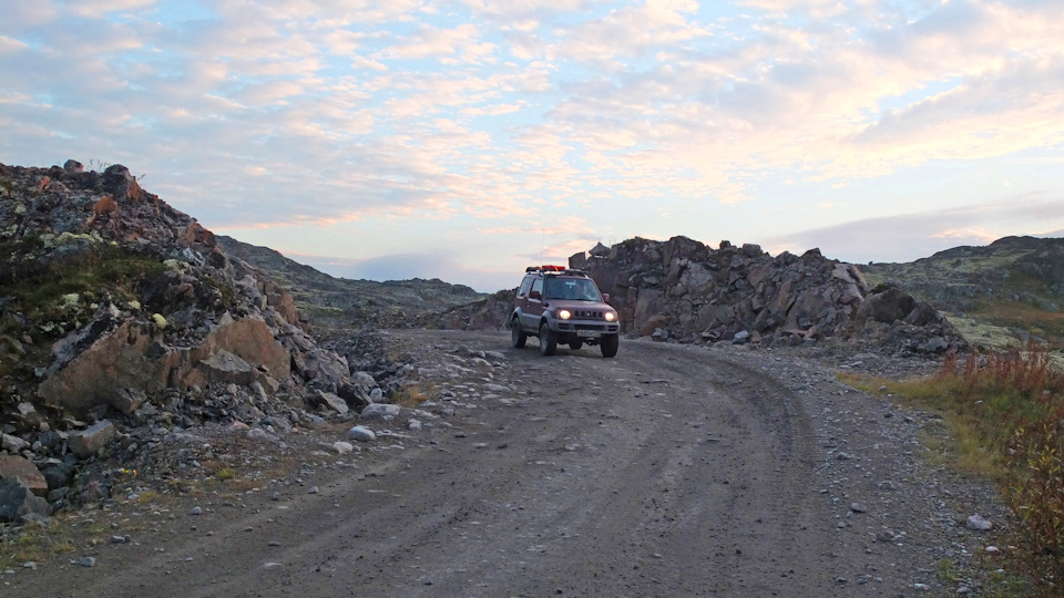 Джимник среди каменных склонов — Suzuki Jimny (1G)